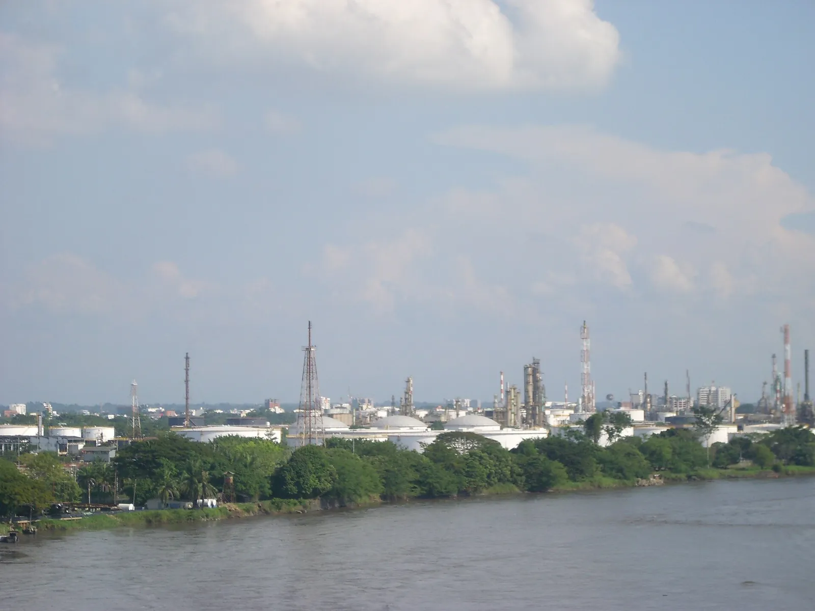 El río Magdalena en Barrancabermeja, con la refinería al fondo