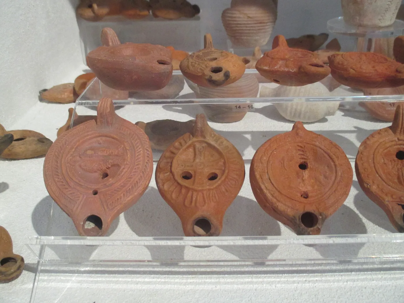 Lámparas de aceite de los primeros cristianos en una vitrina del museo de Pitagorio, Samos
